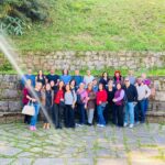 guia turístico Petrópolis grupo de clientes fazendo posse para a foto