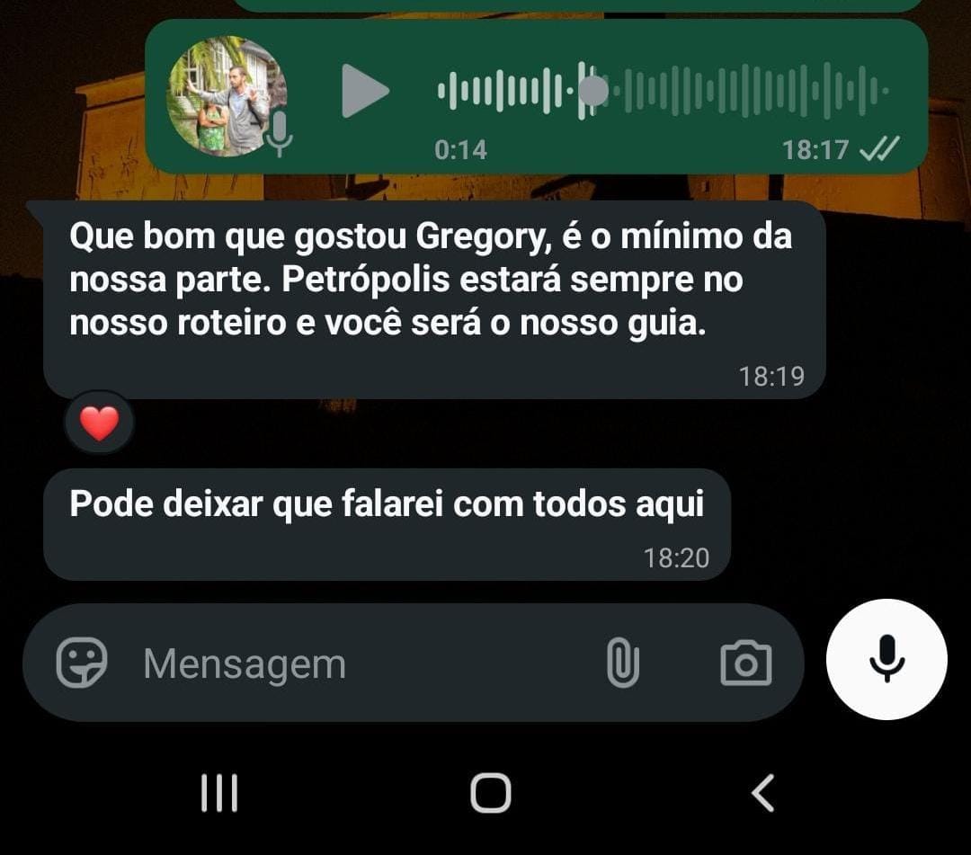 Cliente satisfeita durante passeio turístico privativo em Petrópolis realizado pela Privativo Tour